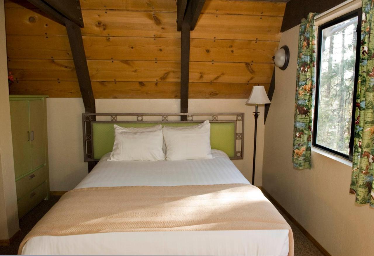 Hotel Cabins On Strawberry Hill Pine Exterior foto